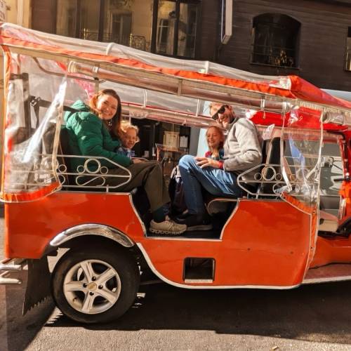 Family memories in Paris🗼 Hop on and let us take you around the city ! 🇫🇷🛺
More info in bio !
#visitparis #tuktuktour #tuktukride #parisadventures
